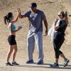 Donald Faison, sa femme CaCee Cobb et leur petit garçon Rocco félicité par une joggeuse lors d'une petite marche au parc de Runyon Canyon à Hollywood, le 9 novembre 2013