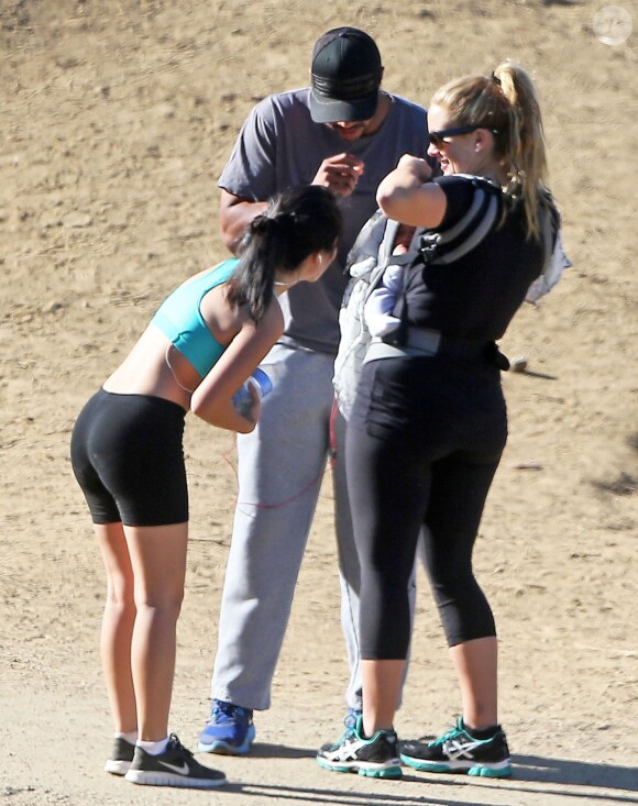Donald Faison, sa femme CaCee Cobb et leur petit garçon Rocco lors d'une petite marche au parc de Runyon Canyon à Hollywood, le 9 novembre 2013