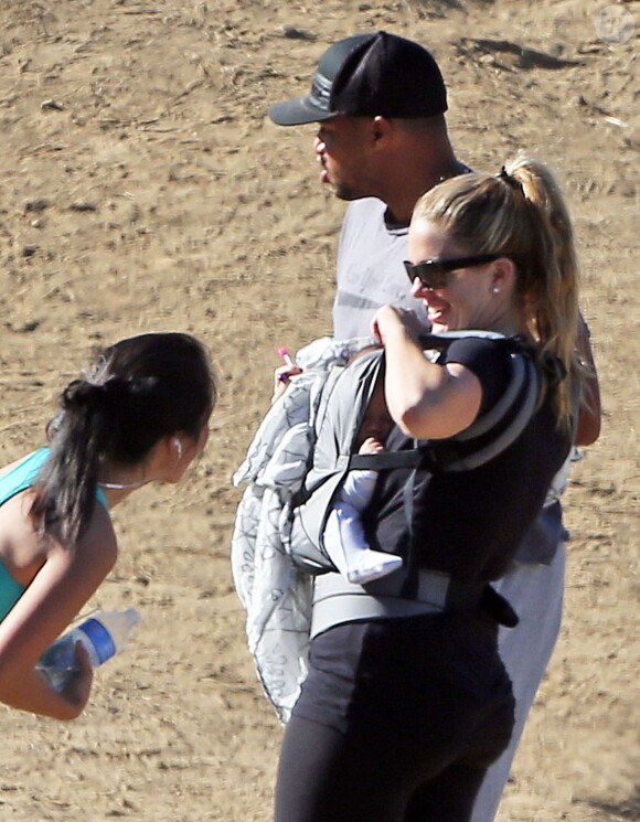 Donald Faison, sa femme CaCee Cobb et leur petit garçon Rocco lors d'une petite marche au parc de Runyon Canyon à Hollywood, le 9 novembre 2013