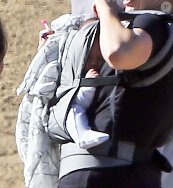 Le petit Rocco, dernier né du couple Donald Faison - CaCee Cobb lors d'une petite marche au parc de Runyon Canyon à Hollywood, le 9 novembre 2013