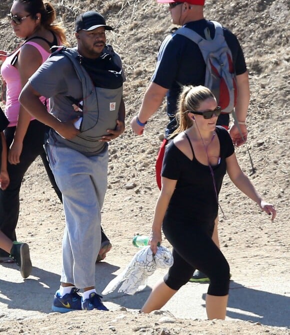 Donald Faison, sa femme CaCee Cobb et leur petit garçon Rocco lors d'une petite marche au parc de Runyon Canyon à Hollywood, le 9 novembre 2013