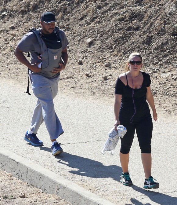 Donald Faison, sa femme CaCee Cobb et leur petit garçon Rocco lors d'une excursion au parc de Runyon Canyon à Hollywood, le 9 novembre 2013