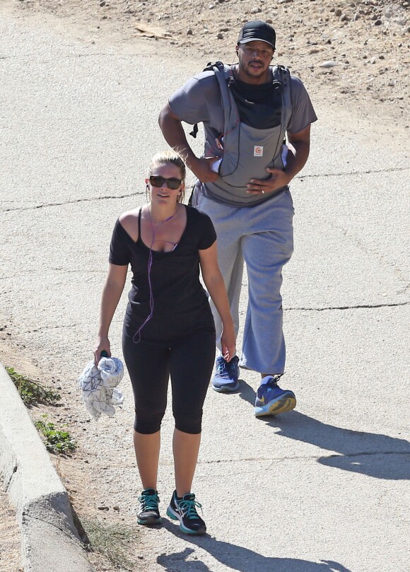 Donald Faison, sa femme CaCee Cobb et leur petit garçon Rocco lors d'une petite marche au parc de Runyon Canyon à Hollywood, le 9 novembre 2013