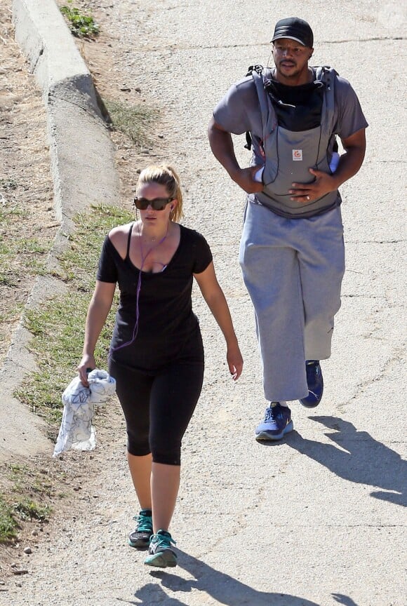 Donald Faison, sa femme CaCee Cobb et leur petit garçon Rocco lors d'une petite marche au parc de Runyon Canyon à Hollywood, le 9 novembre 2013