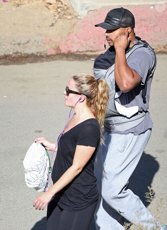 Donald Faison, sa femme CaCee Cobb et leur petit garçon Rocco lors d'une petite marche au parc de Runyon Canyon à Hollywood, le 9 novembre 2013