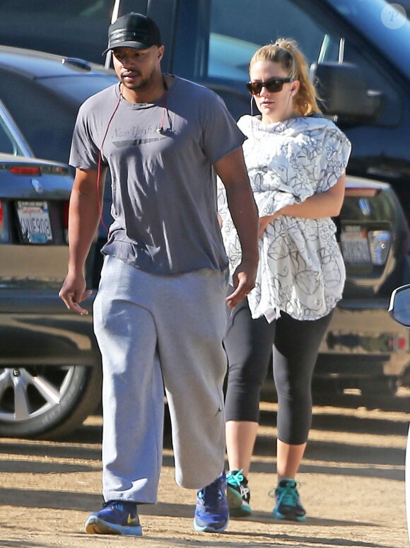 Donald Faison, sa femme CaCee Cobb et leur petit garçon Rocco lors d'une petite marche au parc de Runyon Canyon à Hollywood, le 9 novembre 2013