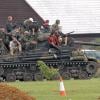 Exclusif - Brad Pitt apprend à conduire un tank sur le tournage de "Fury" au Royaume-Uni le 10 septembre 2013