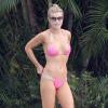 Joanna Krupa, en bikini, profite d'une journée détente dans son jardin à Miami. Le 10 novembre 2013.