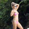 Joanna Krupa, en bikini, profite d'une journée détente dans son jardin à Miami. Le 10 novembre 2013.