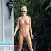 Joanna Krupa, en bikini, profite d'une journée détente dans son jardin à Miami. Le 10 novembre 2013.