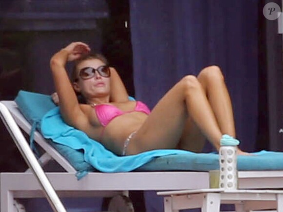 Joanna Krupa, en bikini, se détend dans son jardin à Miami. Le 10 novembre 2013.