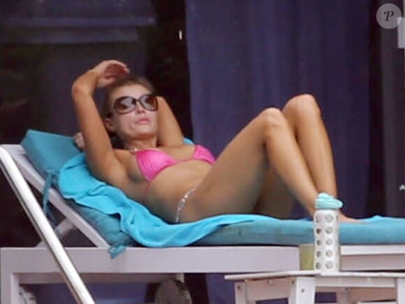 Joanna Krupa, en bikini, se détend dans son jardin à Miami. Le 10 novembre 2013.