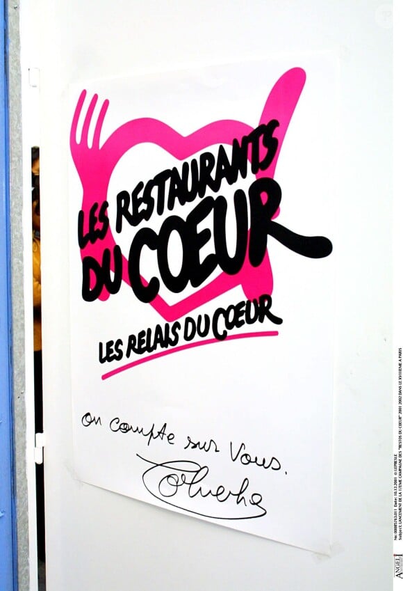Lancement de la 17e campagne des Restos du coeur à Paris le 10 décembre 2001.