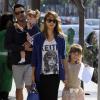 Jessica Alba déjeune avec son mari Cash Warren et ses 2 filles Honor et Haven à Beverly Hills, le 10 novembre 2013