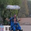 Eddie Cibrian saute en parachute en Californie, le 11 novembre 2013.