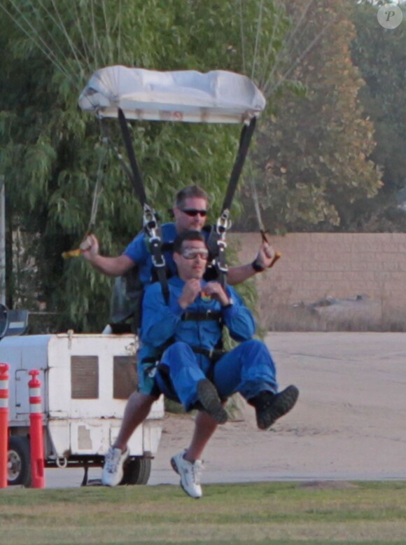 Eddie Cibrian saute en parachute en Californie, le 11 novembre 2013.