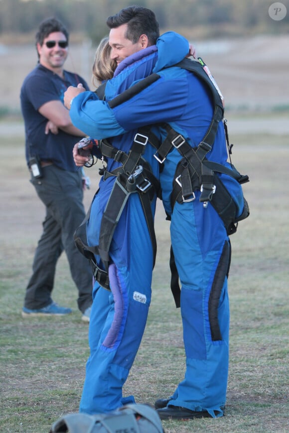 LeAnn Rimes et son mari Eddie Cibrian après leur saut en parachute en Californie, le 11 novembre 2013.