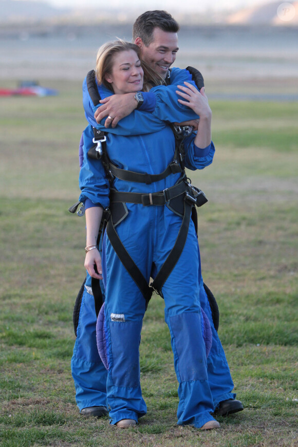 LeAnn Rimes et Eddie Cibrian après le saut en parachute en Californie, le 11 novembre 2013.
