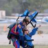 LLeAnn Rimes et son mari Eddie Cibrian sautent en parachute en Californie, le 11 novembre 2013.