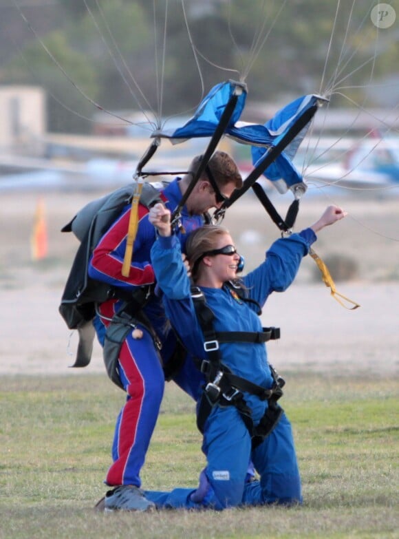 LLeAnn Rimes et son mari Eddie Cibrian sautent en parachute en Californie, le 11 novembre 2013.