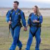 LeAnn Rimes et son mari Eddie Cibrian sautent en parachute en Californie, le 11 novembre 2013.