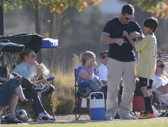 Eddie Cibrian et son ex-femme Brandi Glanville regardent leurs enfants Mason et Jake jouer au football en compagnie de LeAnn Rimes, la femme de l acteur. A Woodland Hills, le 9 novembre 2013.