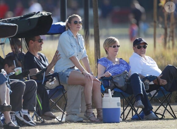 EEddie Cibrian et son ex-femme Brandi Glanville regardent leurs enfants Mason et Jake jouer au football en compagnie de LeAnn Rimes, la femme de l'acteur. A Woodland Hills, le 9 novembre 2013.