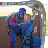 LeAnn Rimes et son mari Eddie Cibrian sautent en parachute en Californie, le 11 novembre 2013.