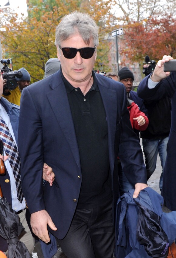 Le comédien Alec Baldwin a temoigné dans l'affaire de harcelement dont il a été victime, contre l'actrice Geneviève Sabourin au tribunal de New York le 12 novembre 2013.