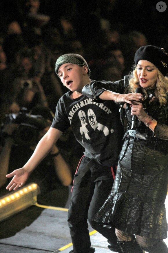 Madonna et son fils Rocco sur scène dans le cadre du MDNA Tour, à New York le 13 novembre 2012.