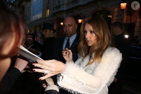 Céline Dion quitte son hôtel pour se rendre sur le plateau de l'émission "Vivement Dimanche" à Paris, le 13 novembre 2013.