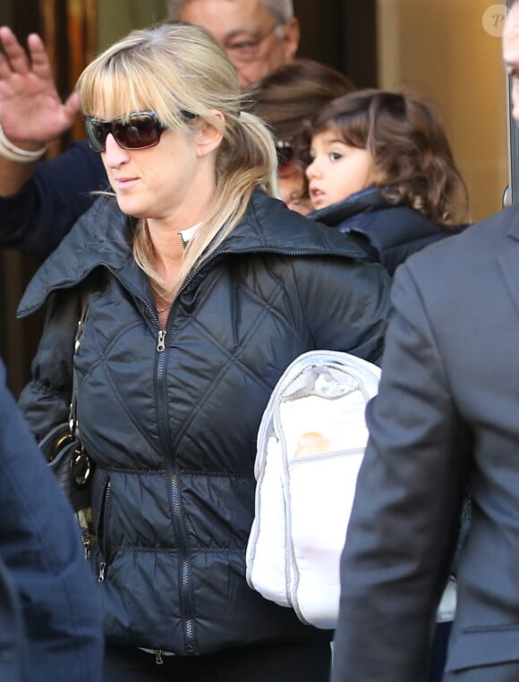 Nelson et Eddy, les jumeaux de Céline Dion, sort de son hôtel parisien, le 12 novembre 2013