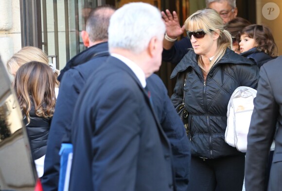 Nelson et Eddy, les jumeaux de Céline Dion, sort de son hôtel parisien, le 12 novembre 2013