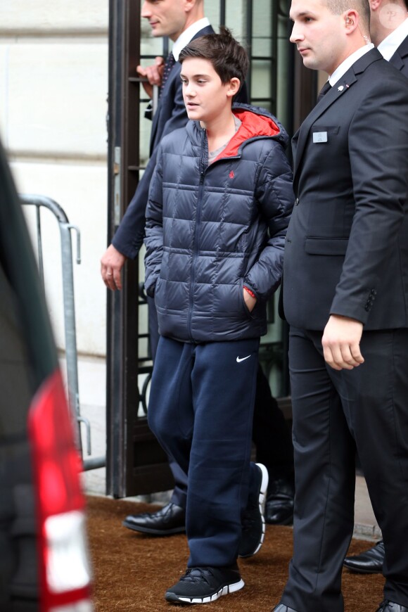 René-Charles, le fils aîné de Céline Dion, sort de son hôtel parisien, le 12 novembre 2013