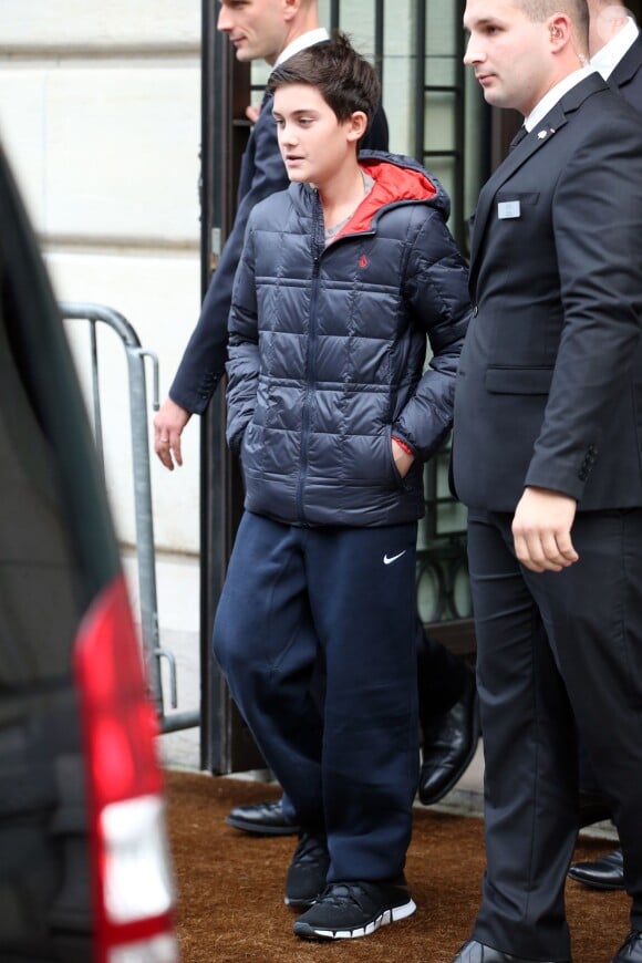 René-Charles, le fils aîné de Céline Dion, sort de son hôtel parisien, le 12 novembre 2013