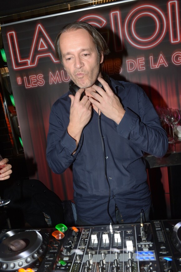 Jean-Michel Maire mixe à la perfection, à la Gioia pour le And Friends Exclusive DJ set, à Paris le 13 novembre 2013.