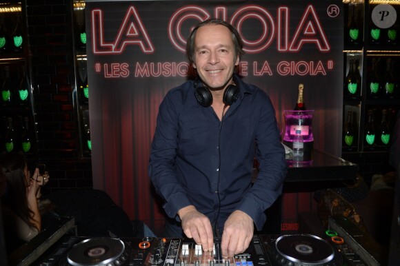 Jean-Michel Maire mixe à la Gioia pour le And Friends Exclusive DJ set, à Paris le 13 novembre 2013.
