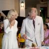 Le prince de Galles et son gâteau d'anniversaire au côté de son épouse Camilla lors d'une réception au British High Commission, à Colombo au Sri Lanka, le 14 novembre 2013