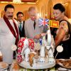 Le prince de Galles reçoit un gâteau d'anniversaire srumonté de deux éléphants, offerts par le président du Sri Lanka Mahinda Rajapaksa et sa femme Shiranthi au Palais Présidentiel de Colombo, le 14 novembre 2013