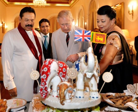 Le prince de Galles reçoit un gâteau d'anniversaire srumonté de deux éléphants, offerts par le président du Sri Lanka Mahinda Rajapaksa et sa femme Shiranthi au Palais Présidentiel de Colombo, le 14 novembre 2013