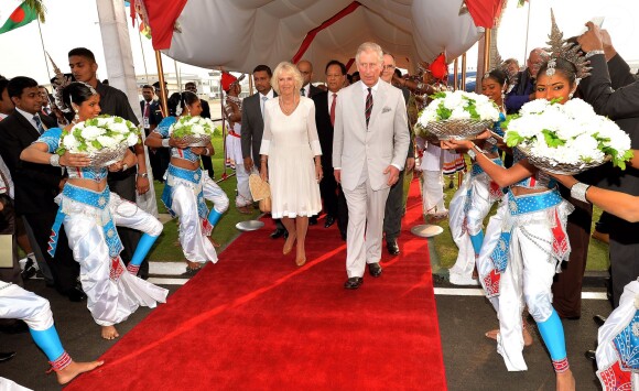 Le prince Charles et son épouse Camilla lors de leurs arrivée au Sri Lanka, à l'aéroport de Colombo, le 14 novembre 2013