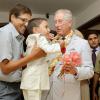 Le duc de Cornouailles se voit offrir un collier de fleurs pour son anniversaire, le 13 novembre 2013, dans le quartier juif de Kochi