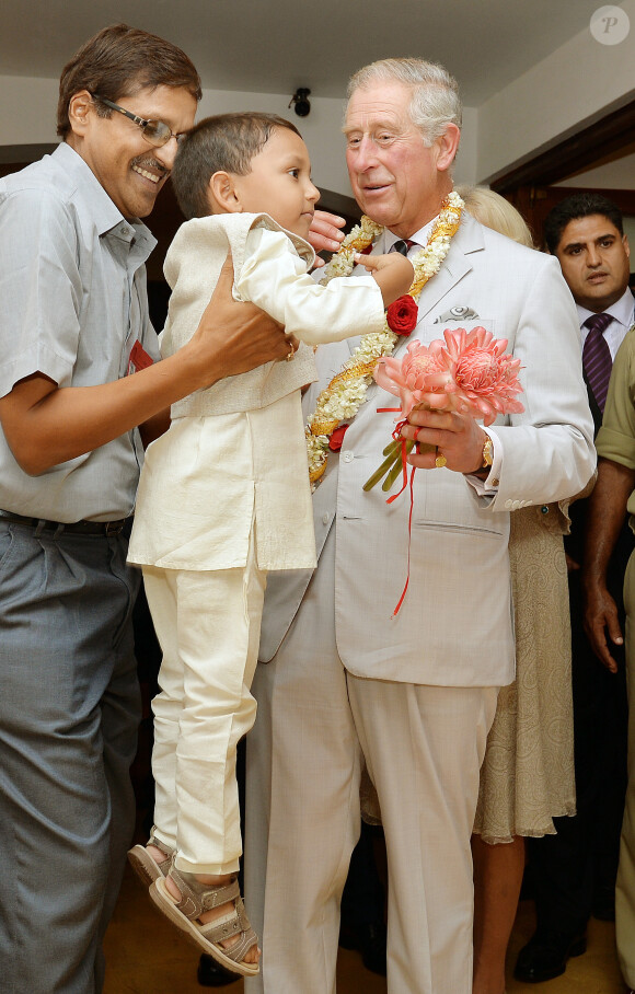Le duc de Cornouailles se voit offrir un collier de fleurs pour son anniversaire, le 13 novembre 2013, dans le quartier juif de Kochi
