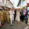 Le prince de Galles et son épouse Camilla Parker Bowles dans les rues du quartier juif de Kochi, le 13 novembre 2013, en Inde
