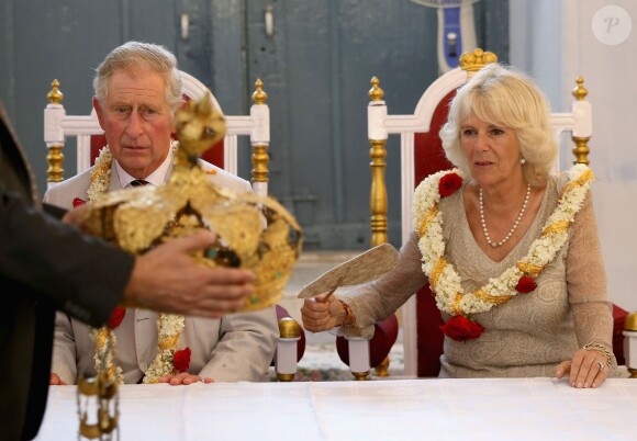 Le prince de Galles et son épouse Camilla visite la synagogue du quartier juif de Kochi en Inde, le 14 novembre 2013