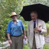 Le prince Charles avec son beau-frère Mark Shand en visite dans le parc Vazhachal le 12 novembre 2013 en Inde