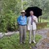 Le prince Charles avec son beau-frère Mark Shand en visite dans le parc Vazhachal le 12 novembre 2013 en Inde