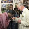 Le prince Charles rencontre Vava Suresh, un chasseur de serpent dans la forêt de Vazhachal le 12 novembre 2013