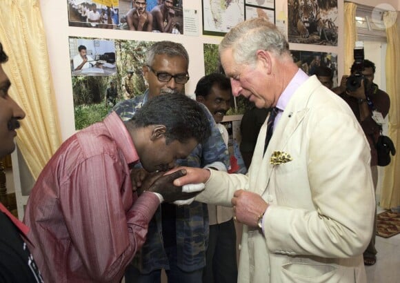 Le prince Charles rencontre Vava Suresh, un chasseur de serpent dans la forêt de Vazhachal le 12 novembre 2013