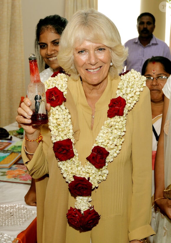 La duchesse de Cornouailles lors d'une rencontre à l'Aluva Palace Arts and Crafts à Kochi, le 12 novembre 2013, où elle a découvert l'artisanat local réalisé par des femmes de la région